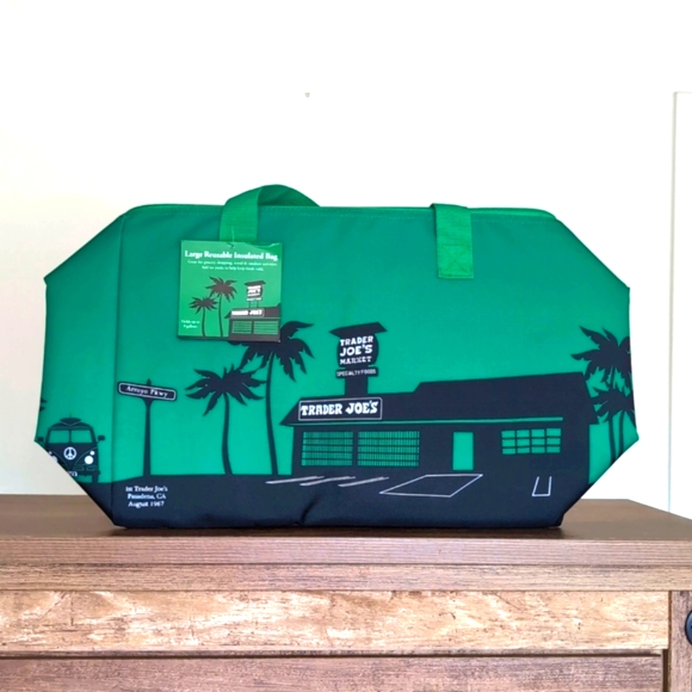 SOLD!! 💚 Trader Joe’s large GREEN Insulated Bag- New